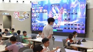 數學大賽決賽現場：學生以平板作答，投影幕顯示魔王戰